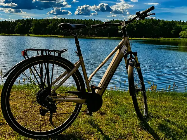 Rower elektryczny nad zalewem pod Leżajskiem