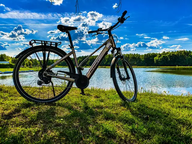 Rower elektryczny na brzegu zalewu