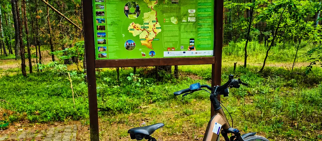 Rower elektryczny przy tablicy Wschodniego Szlaku Rowerowego Green Velo