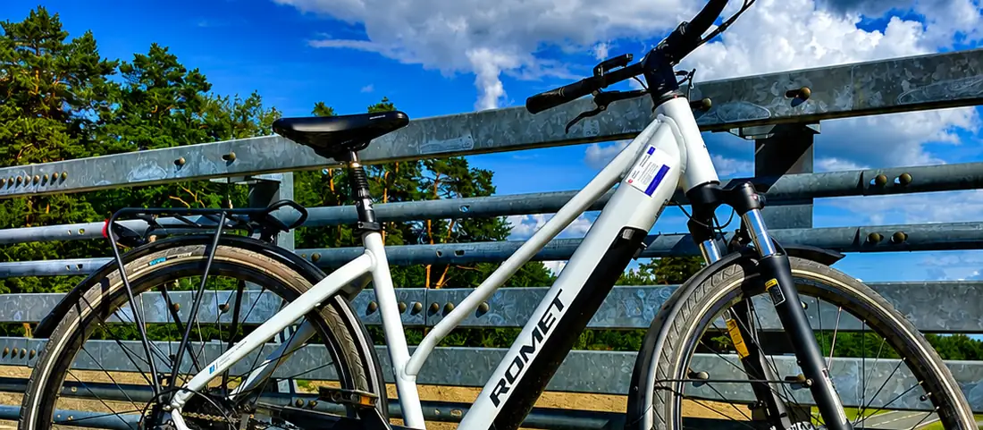 Rower elektryczny na kładce nad rzeką pod Leżajskiem